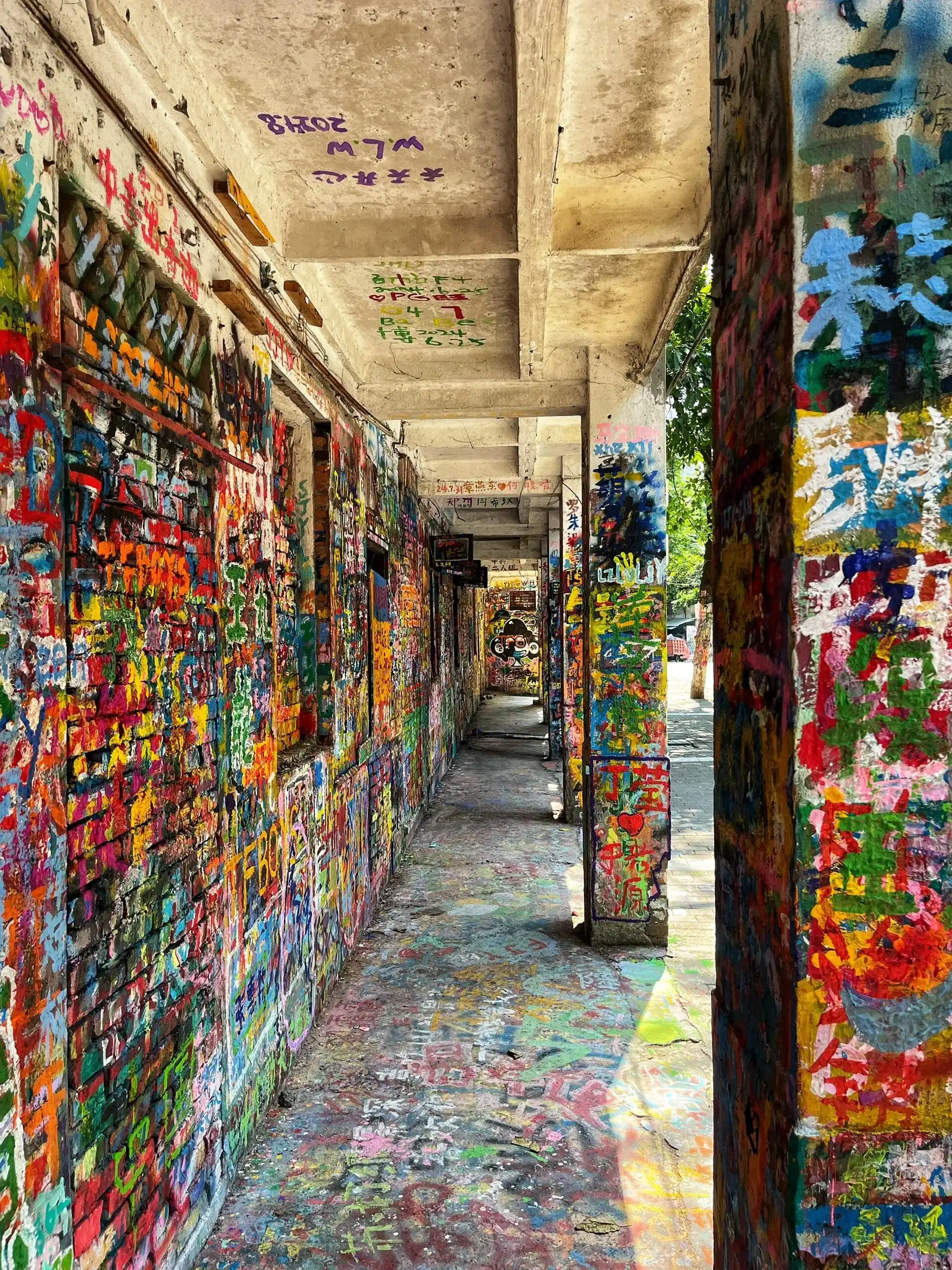 Huangjueping Graffiti Street - 黄桷坪涂鸦艺术街 Chongqing Tourist Attraction